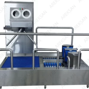 Yatay ve dikey fırçalı turnikeli hijyen koridoru, hijyen geçişini sağlar.
