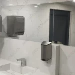 Paslanmaz çelik sensörlü kağıt havlu makinesi, hijyenik ve pratik kullanım için ideal bir el kurutma cihazıdır.